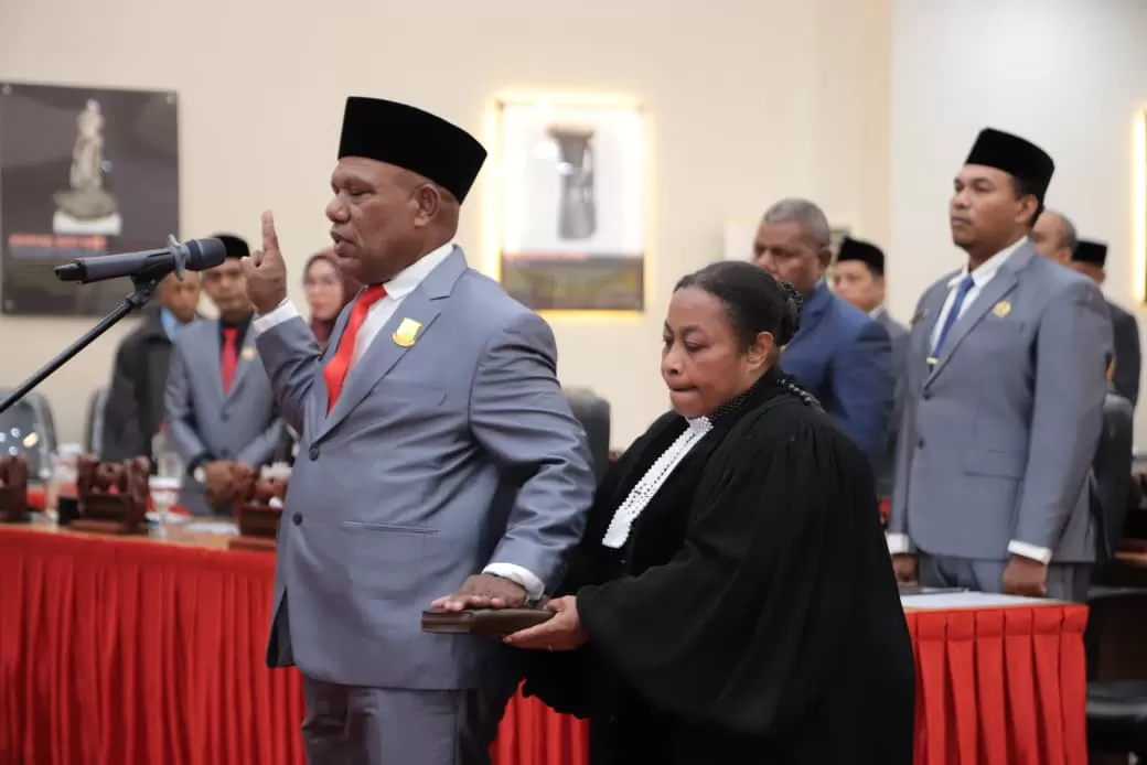 Ferdinand Hanuebi Jabat Wakil Ketua III DPR Kota Jayapura